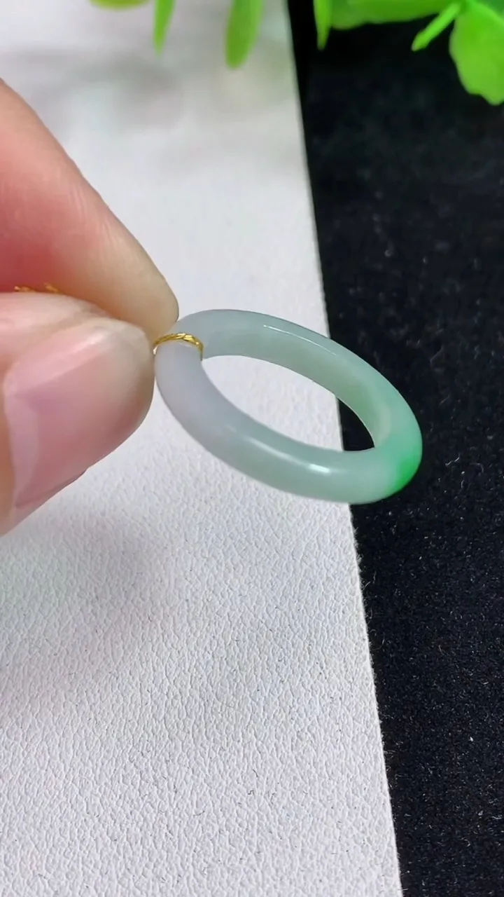 天然A货翡翠指环戒指，尺寸16.4-3-2.6，重量:2.27g2025年5月14日
工厂直销收藏佳品,种好水足，色泽均匀，有种有色，上手高大气！