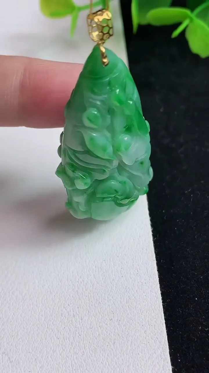 天然A货翡翠白菜吊坠，尺寸47.7-22.4-13，重量:23.61g
5月14日