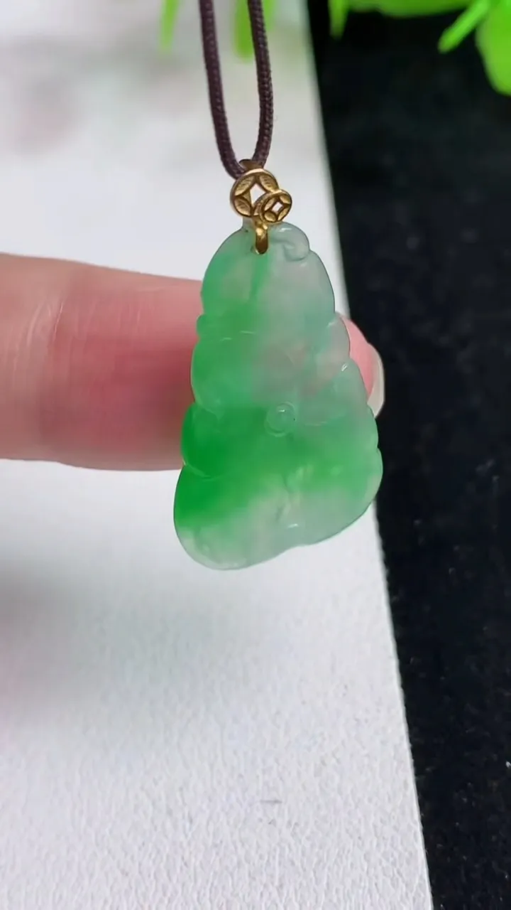 天然A货翡翠荷叶鱼吊坠，尺寸26.2-16.2-1.7，重量:2.15g
5月14日
