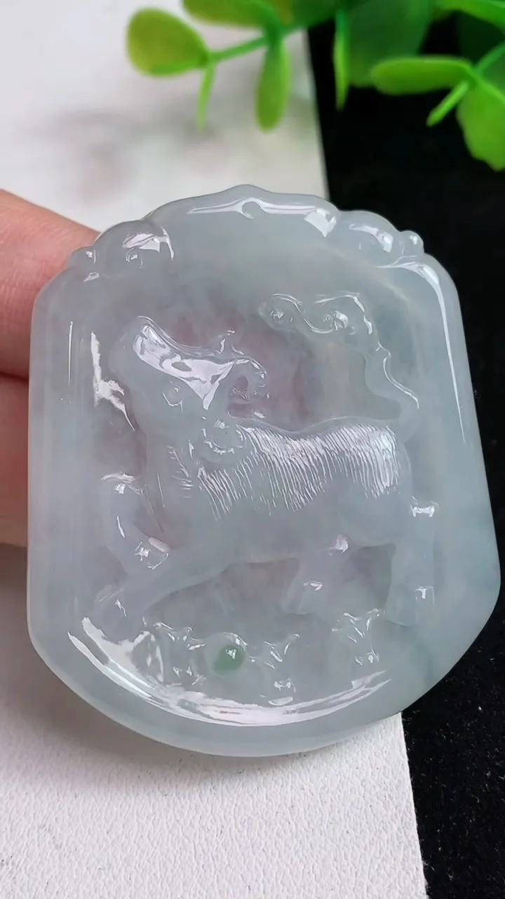 天然A货翡翠生肖牛吊坠，尺寸54.2-45.7-5.3，重量:26.61g
5月14日