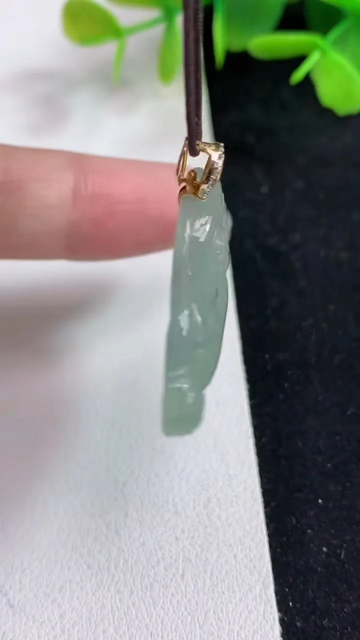 天然A货翡翠白冰佛公吊坠，尺寸26.6-36-4.8，重量:8.64g
5月14日