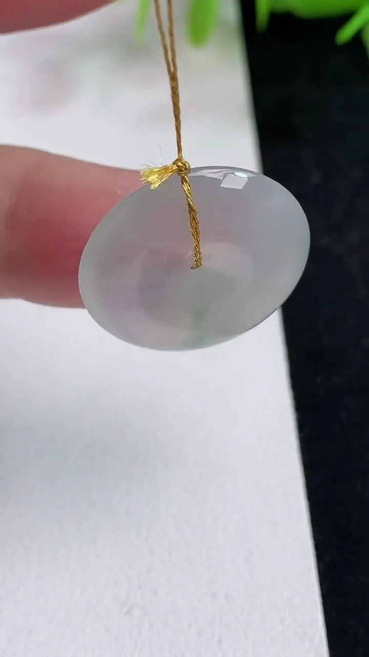 天然A货翡翠白冰平安扣吊坠，尺寸21.8-4.2，重量:4.87g
5月14日