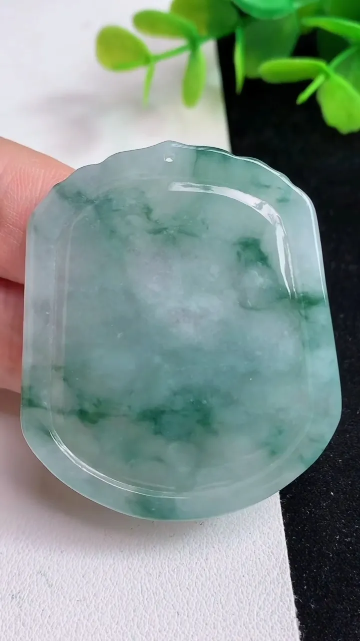 天然A货翡翠飘花生肖猪吊坠，尺寸51.6-43.8-5，重量:24.93g
5月14日