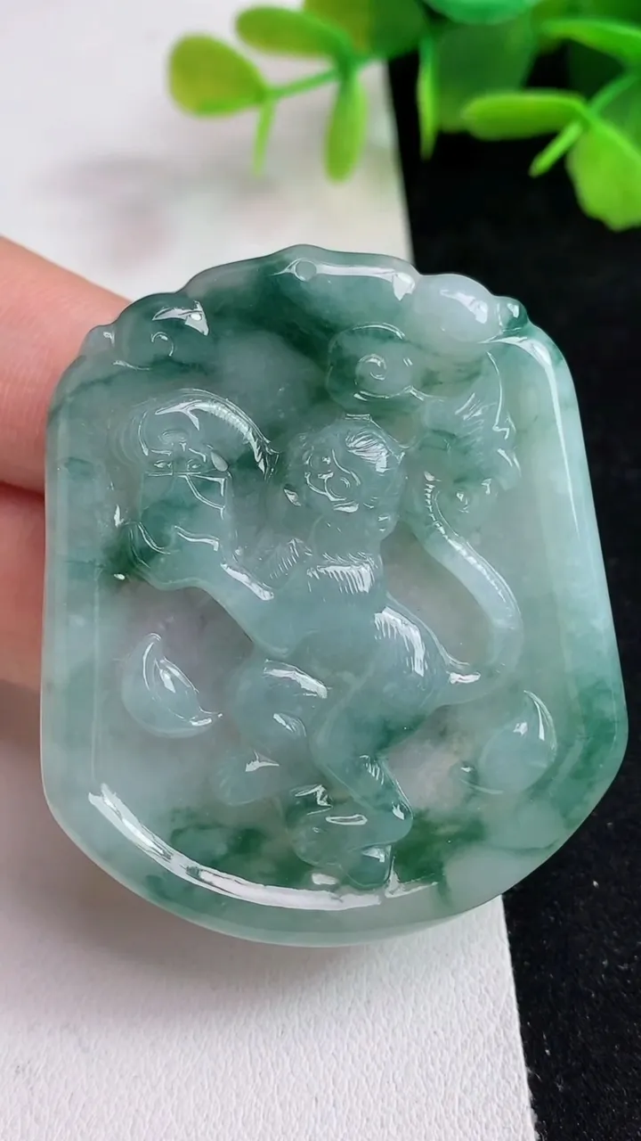 天然A货翡翠飘花生肖猴吊坠，尺寸51-43-4.7，重量:23.67g
5月14日