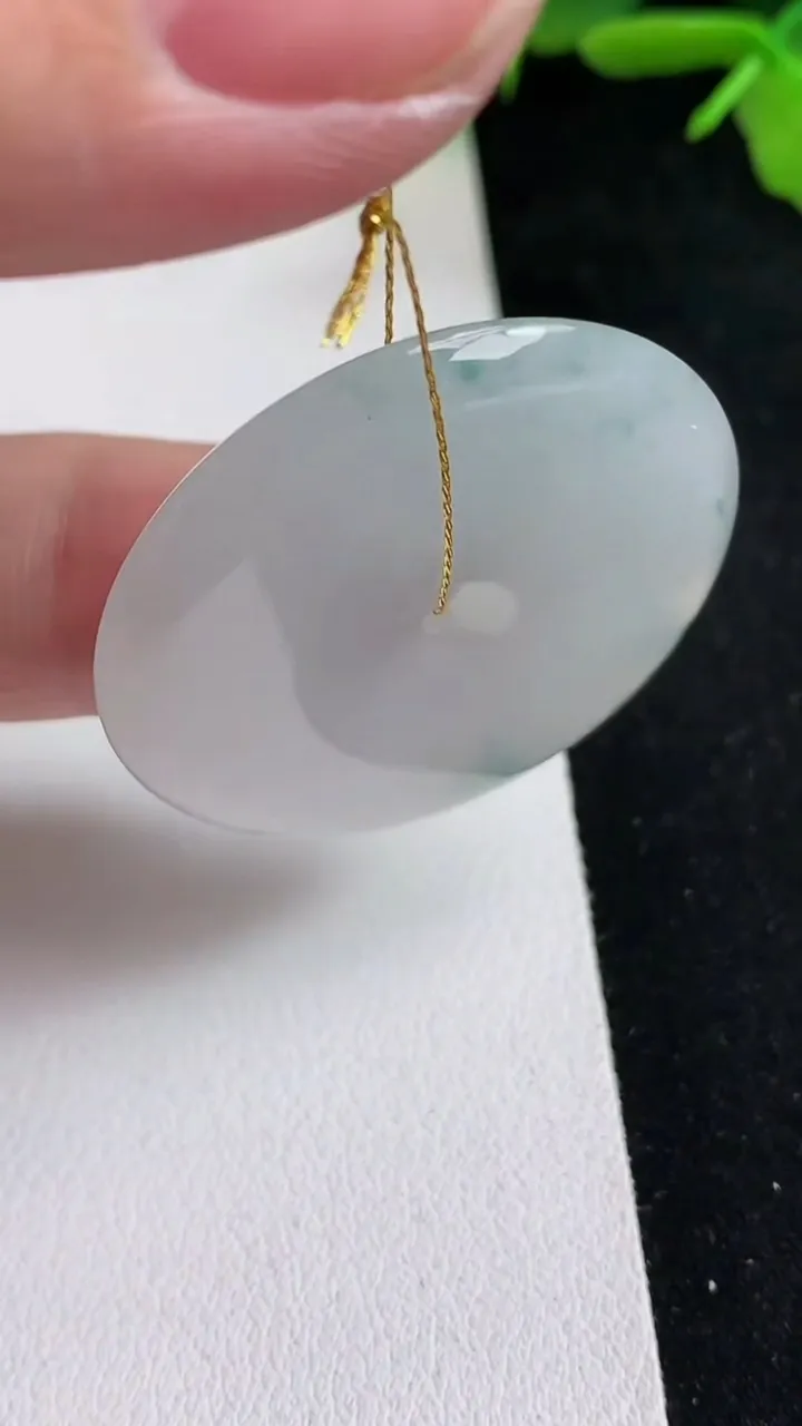 天然A货翡翠飘花平安扣吊坠，尺寸34.2-5.4，重量:14.59g
5月14日