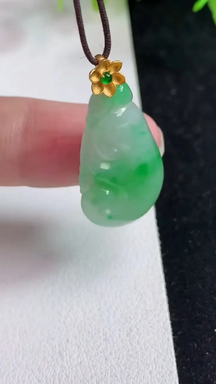 天然A货翡翠如意吊坠，尺寸28.4-15.5-4.5，重量:3.95g
5月14日