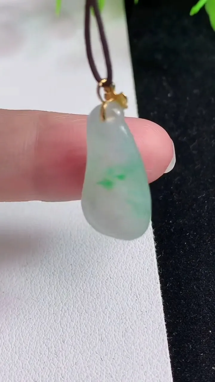 天然A货翡翠福瓜吊坠，尺寸23.6-12-4.4，重量:2.81g
5月14日