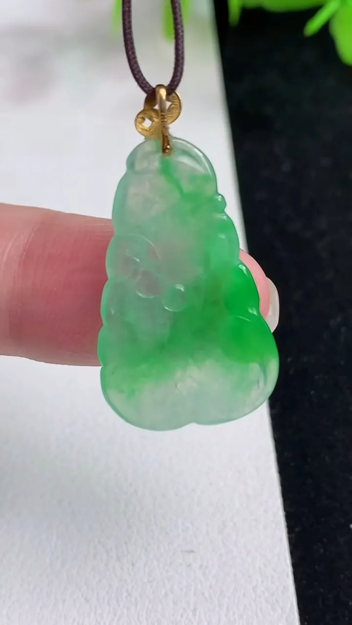 天然A货翡翠荷叶鱼吊坠，尺寸26.2-16.2-1.7，重量:2.15g
5月14日
