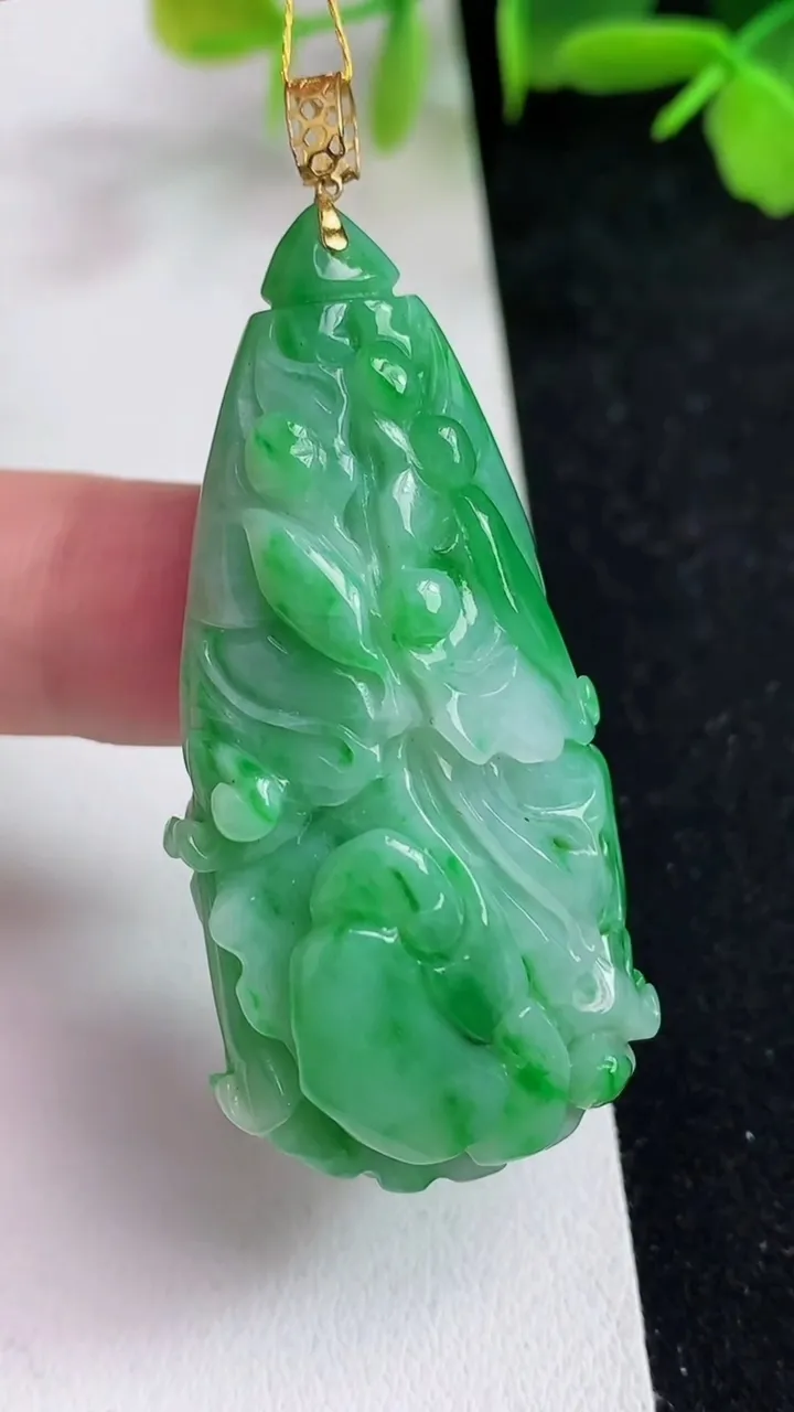 天然A货翡翠白菜吊坠，尺寸47.7-22.4-13，重量:23.61g
5月14日
