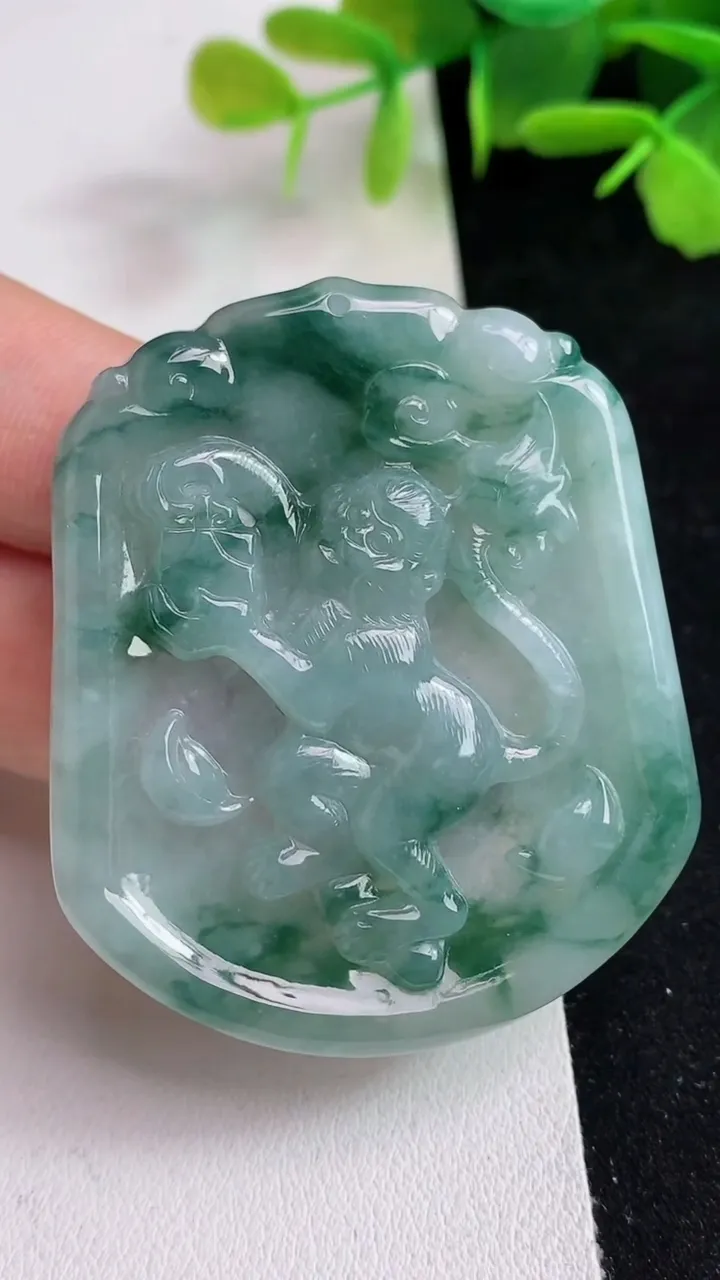 天然A货翡翠飘花生肖猴吊坠，尺寸51-43-4.7，重量:23.67g
5月14日