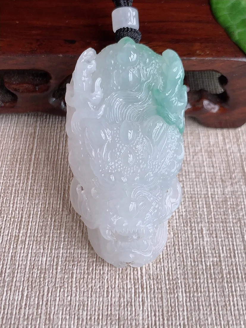 天然A货翡翠飘花龙牌吊坠 尺寸51.7×27×11m量31.82g 0511