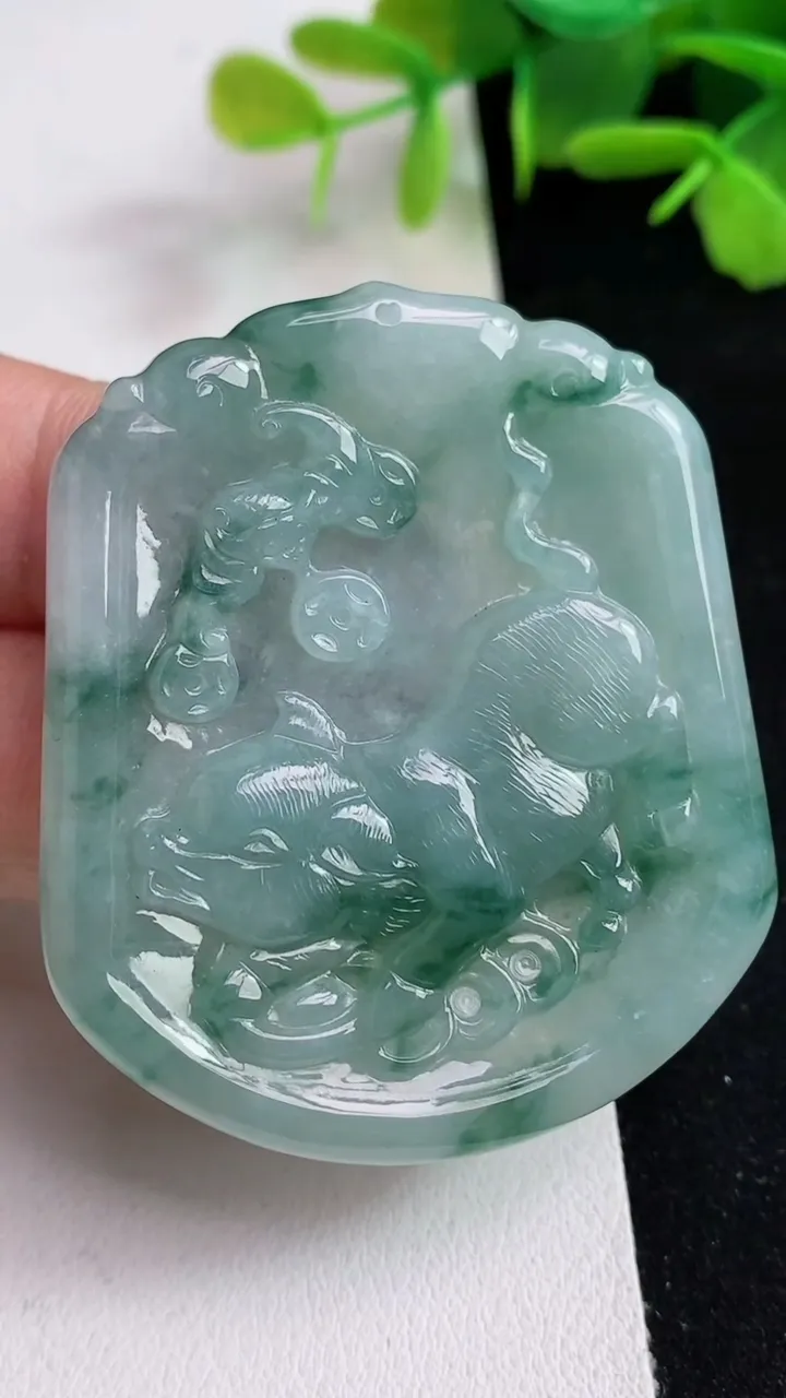 天然A货翡翠飘花生肖猪吊坠，尺寸51.6-43.8-5，重量:24.93g
5月14日