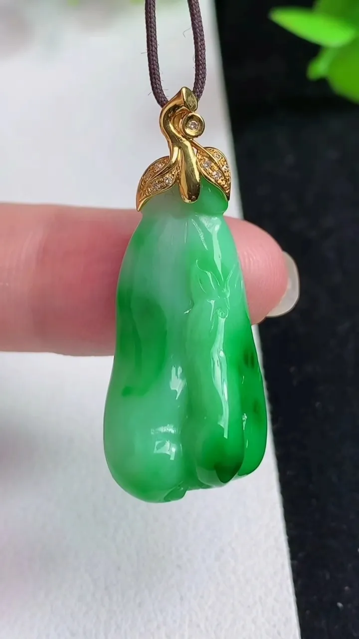 天然A货翡翠佛手瓜吊坠，尺寸28.6-16.7-11.5，重量:7.33g
5月14日