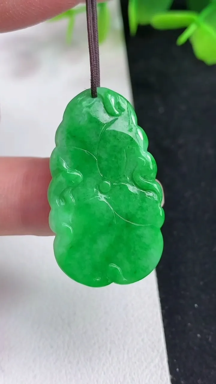 天然A货翡翠荷叶鱼吊坠，尺寸34-19.4-3，重量:5.11g
5月14日
