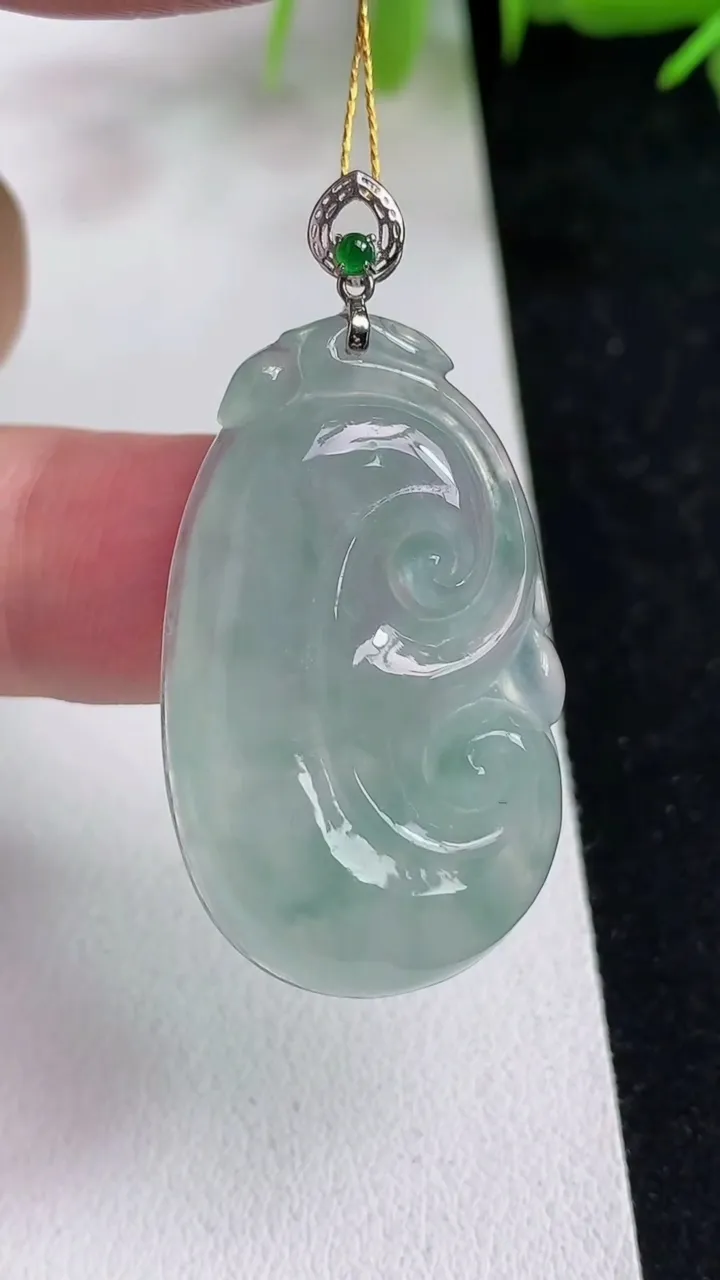天然A货翡翠如意吊坠，尺寸34-20.2-5.2，重量:7.52g
5月14日