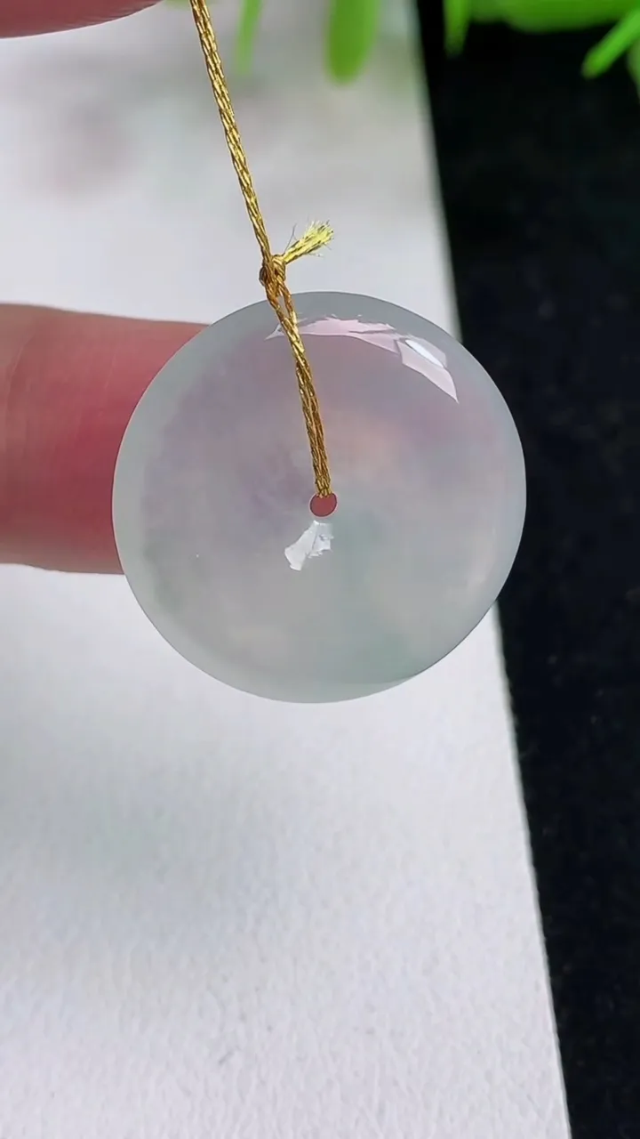 天然A货翡翠白冰平安扣吊坠，尺寸21.8-4.2，重量:4.87g
5月14日
