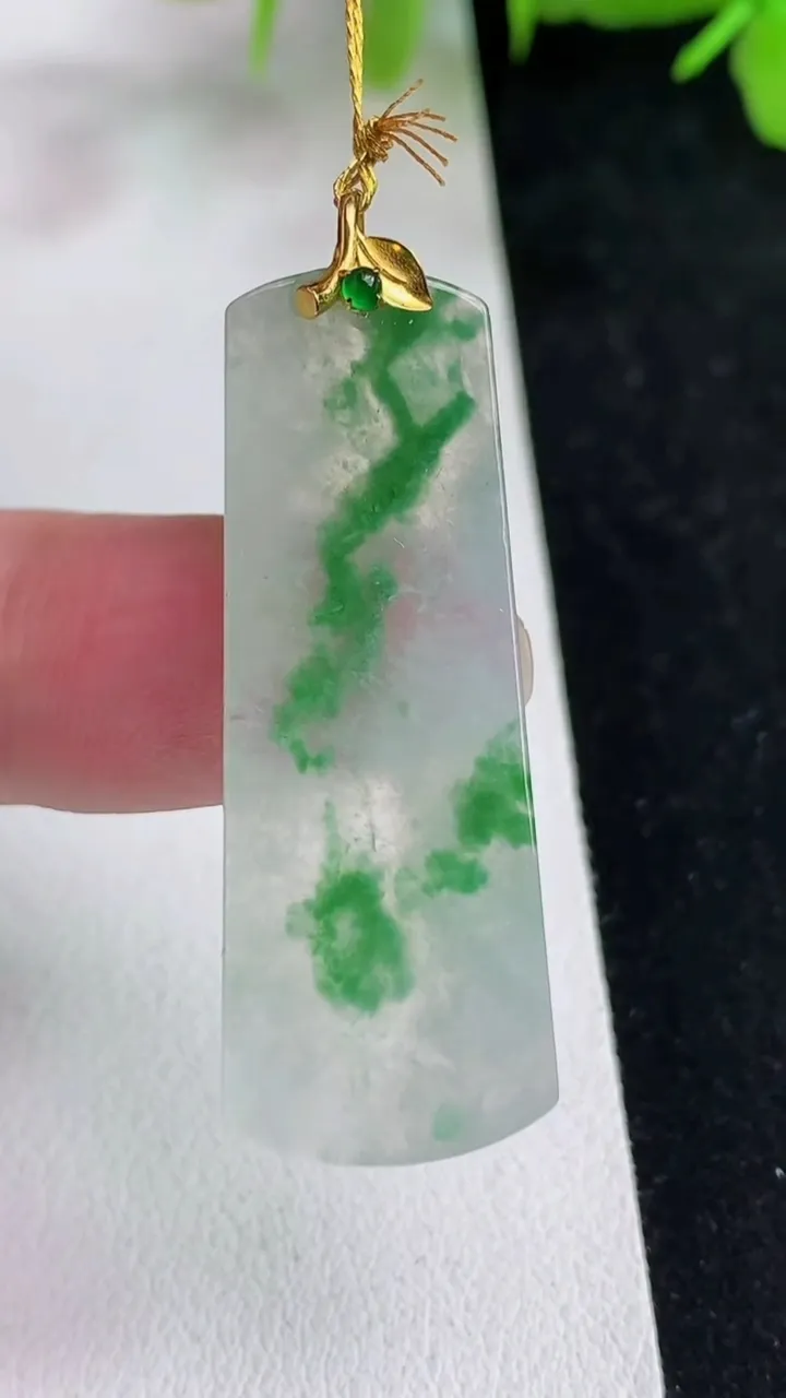 天然A货翡翠无事牌吊坠，尺寸39.6-14.6-2.2，重量:4.85g
5月14日