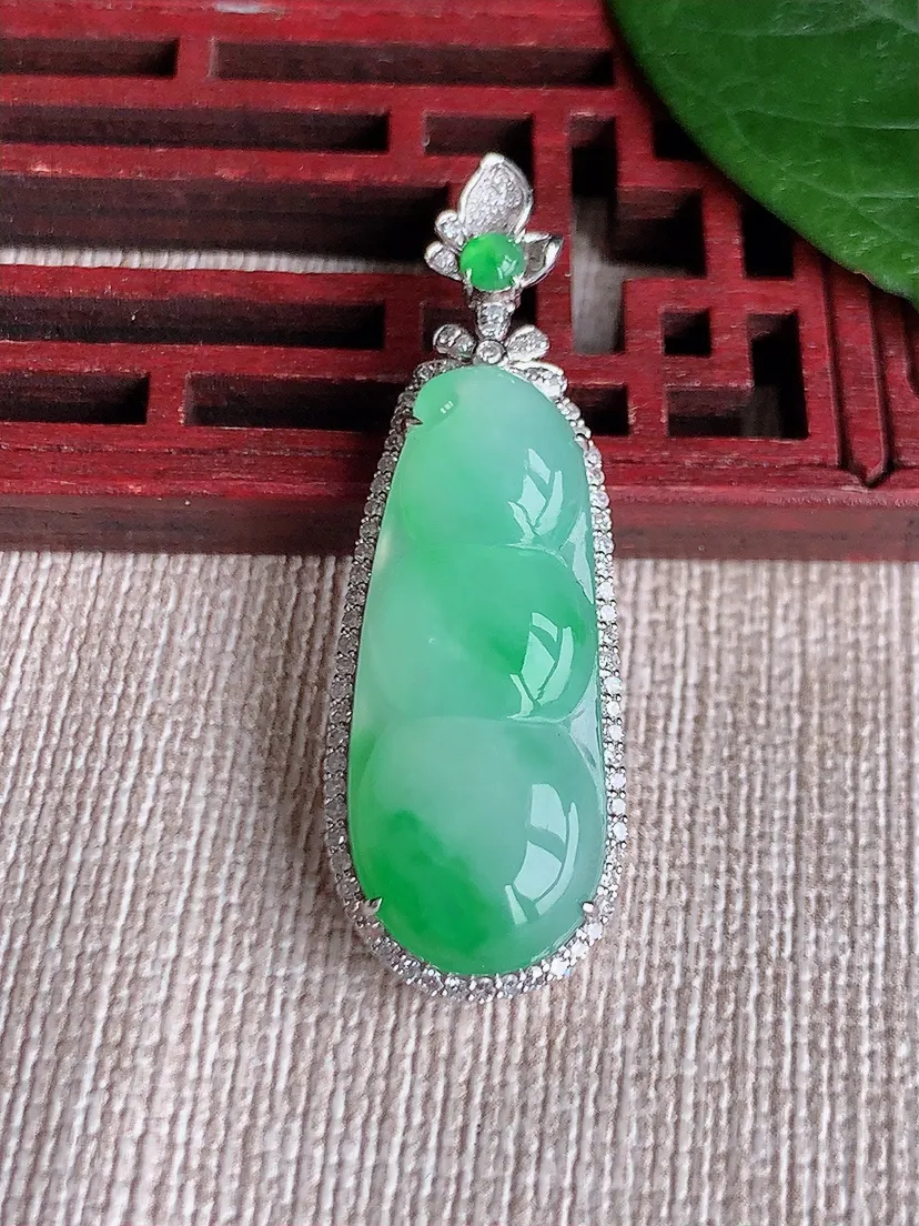 天然A货翡翠18K金伴飘绿四季豆福豆平安豆吊坠尺寸40×13.3×7裸石28×11.2m量5.66g