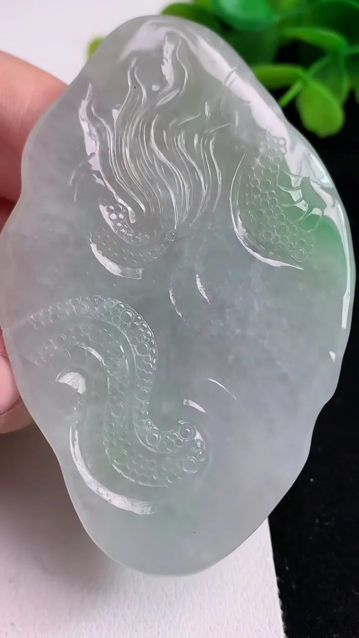 天然A货翡翠龙牌吊坠，尺寸72.3-45.8-6.5，重量:47.73g
5月14日