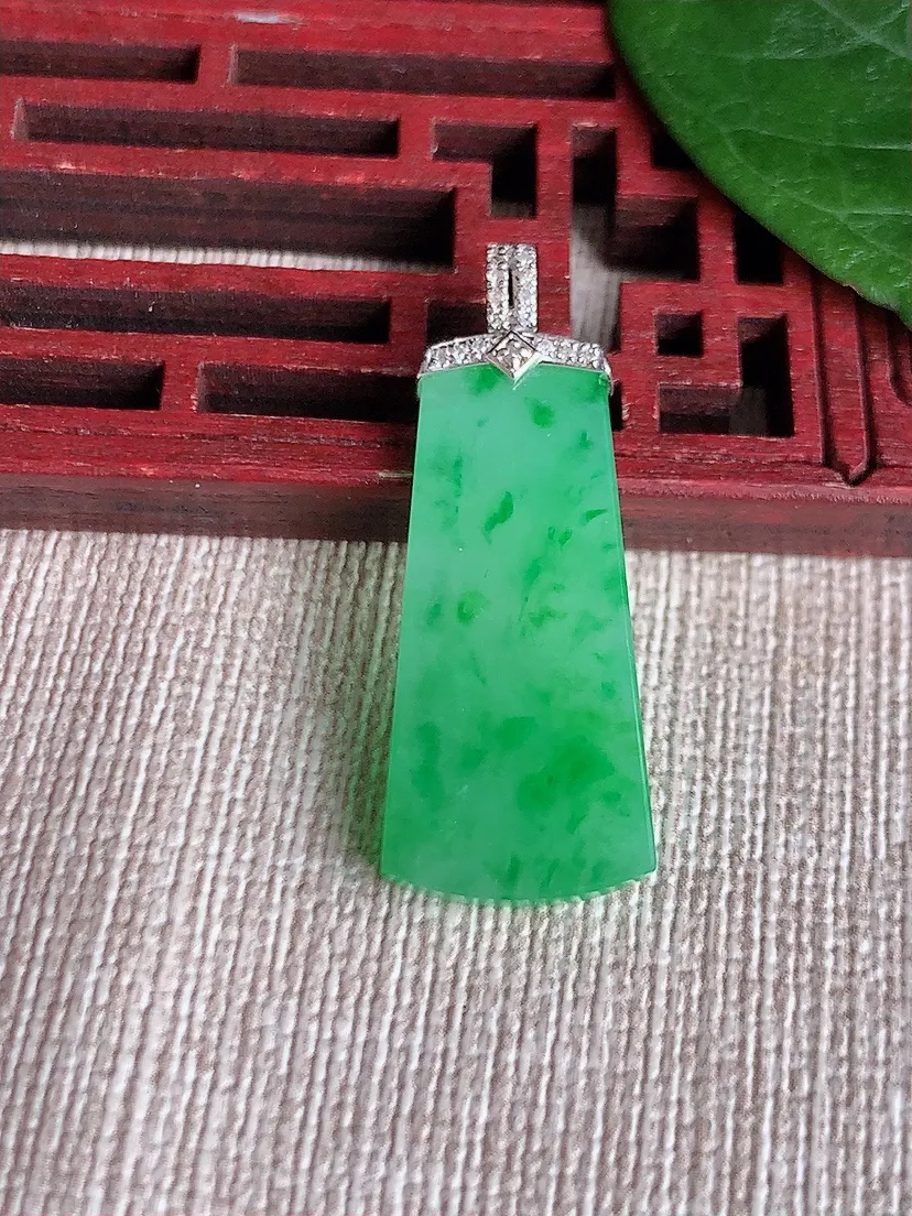 天然A货翡翠18K金伴飘绿无事牌吊坠尺寸33.8×27.5×12.6×3m量3.60g 0511