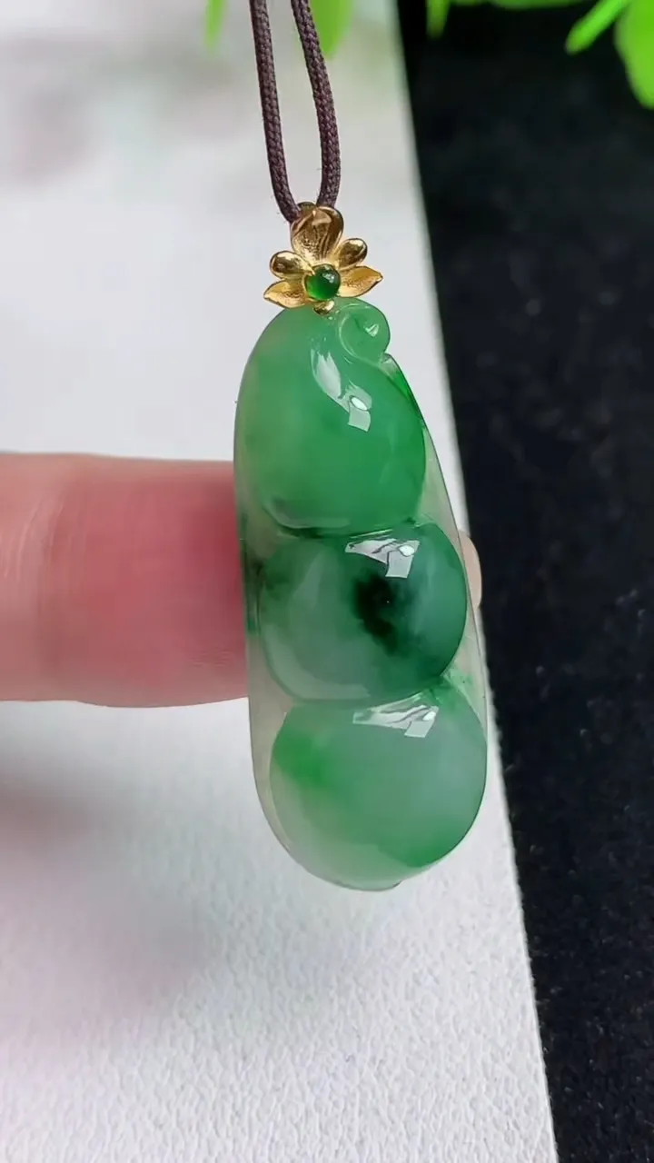 天然A货翡翠福豆吊坠，尺寸33-13.6-5.6，重量:5.31g
5月14日