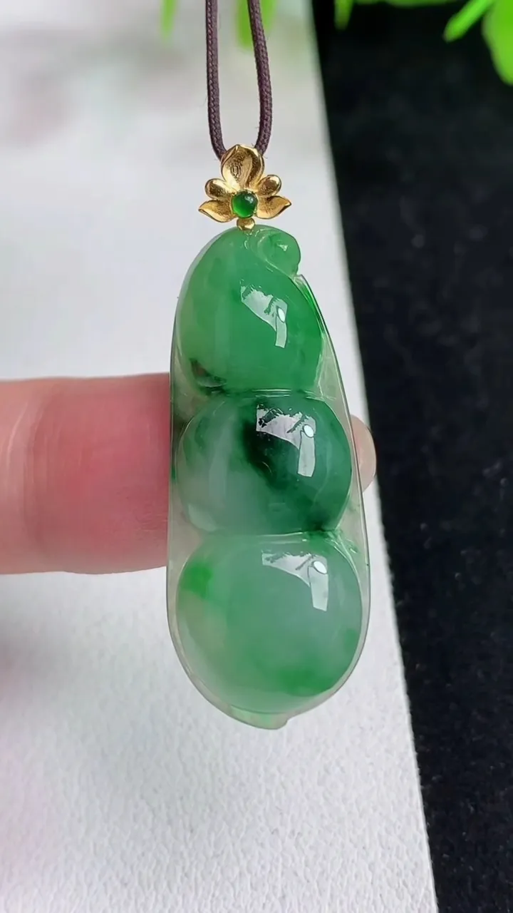 天然A货翡翠福豆吊坠，尺寸33-13.6-5.6，重量:5.31g
5月14日