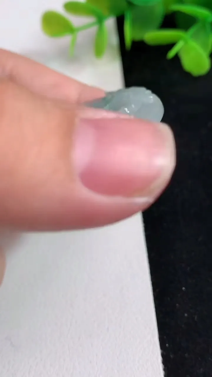 天然A货翡翠飘花生肖猪吊坠，尺寸50.5-44.2-5.2，重量:23.20g
5月14日