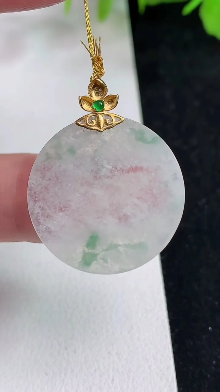 天然A货翡翠飘花无事牌吊坠，尺寸24-1.7，重量:3.80g
5月14日