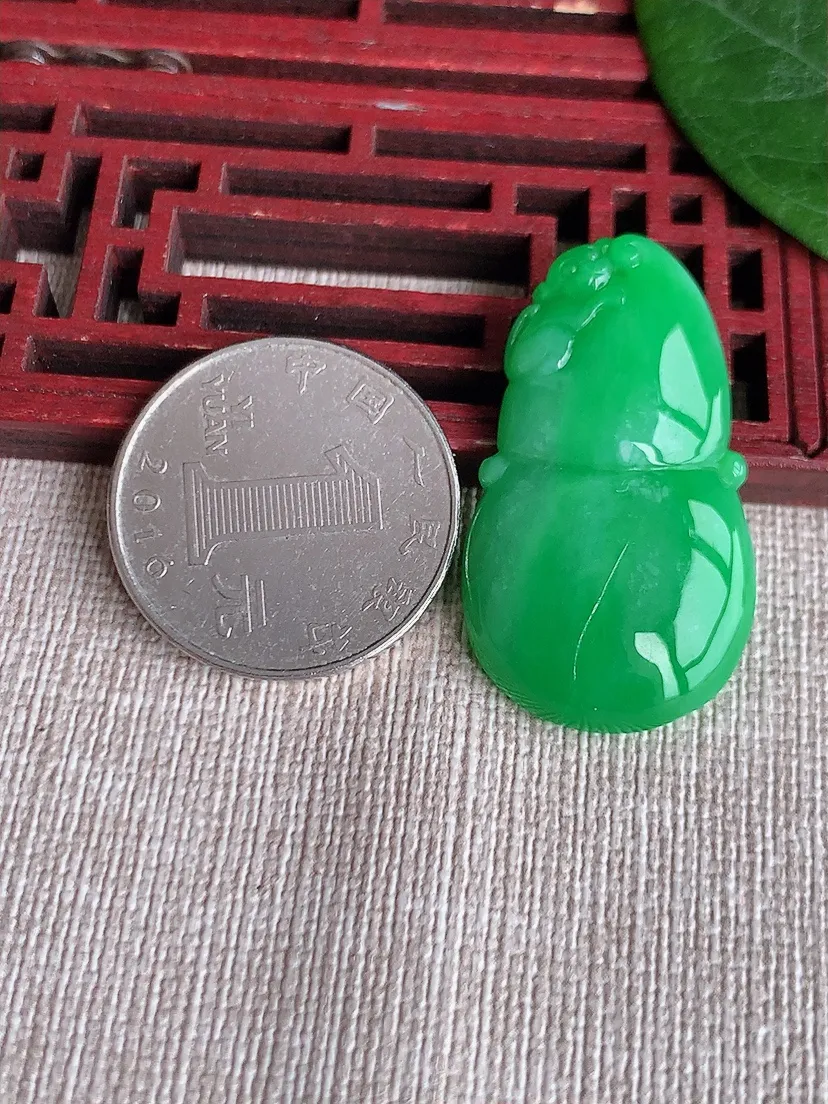 天然A货翡翠阳绿葫芦吊坠 尺寸30.4×20.3×6.3m量8.60g 0511
