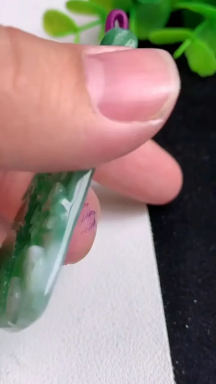天然A货翡翠山水牌吊坠，尺寸61-40.5-4.4，重量:25.85g
5月14日