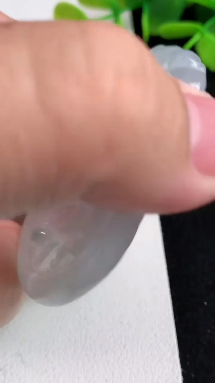 天然A货翡翠生肖牛吊坠，尺寸54.2-45.7-5.3，重量:26.61g
5月14日