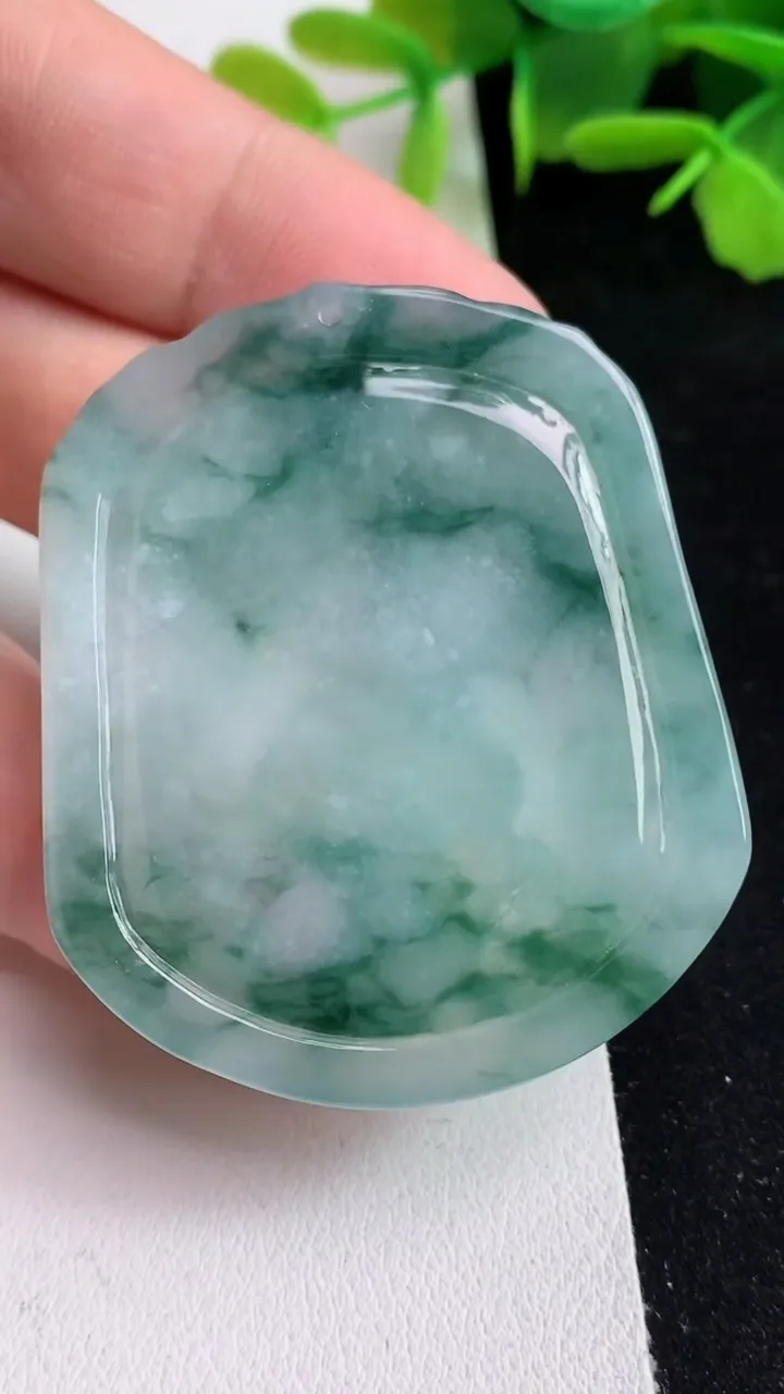 天然A货翡翠飘花生肖猴吊坠，尺寸51-43-4.7，重量:23.67g
5月14日