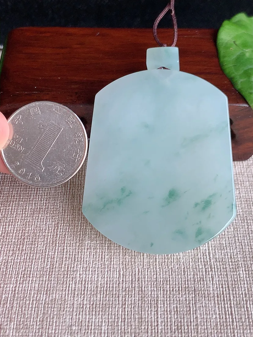 天然A货翡翠飘花无事牌吊坠尺寸52.5×43×5.5m量37.54g 0513