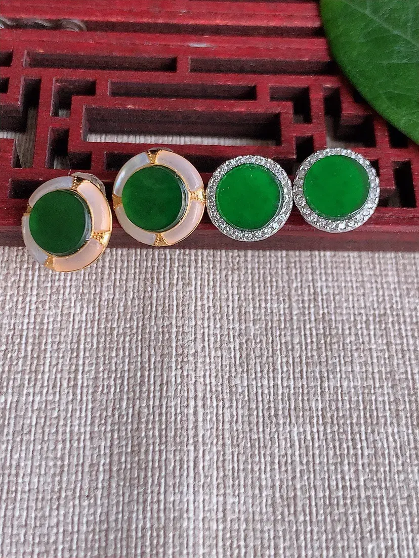 天然A货翡翠925银镶嵌满绿无事牌耳钉一对 尺寸7.5mm 重量2.46g 0513