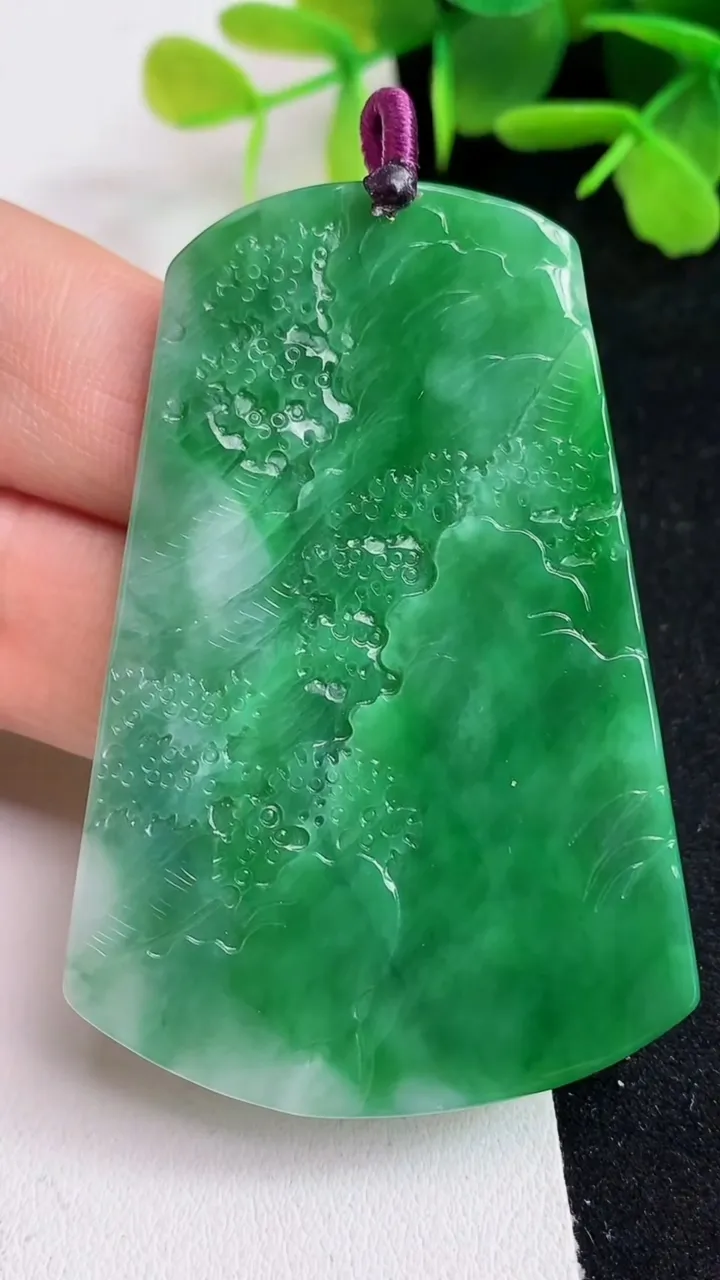 天然A货翡翠山水牌吊坠，尺寸61-40.5-4.4，重量:25.85g
5月14日