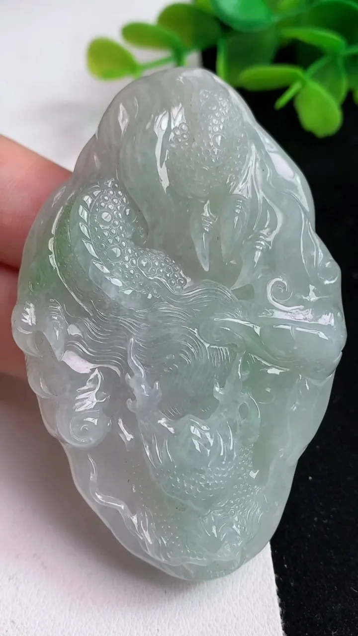 天然A货翡翠龙牌吊坠，尺寸72.3-45.8-6.5，重量:47.73g
5月14日