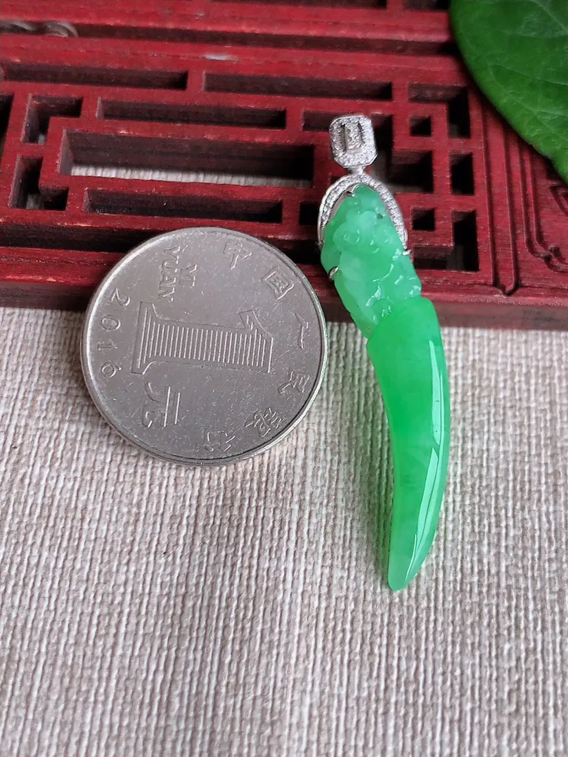 天然A货翡翠18K金伴甜绿龙牙吊坠 尺寸49.4×41.2×7.5×5.2m量3.80g 0511