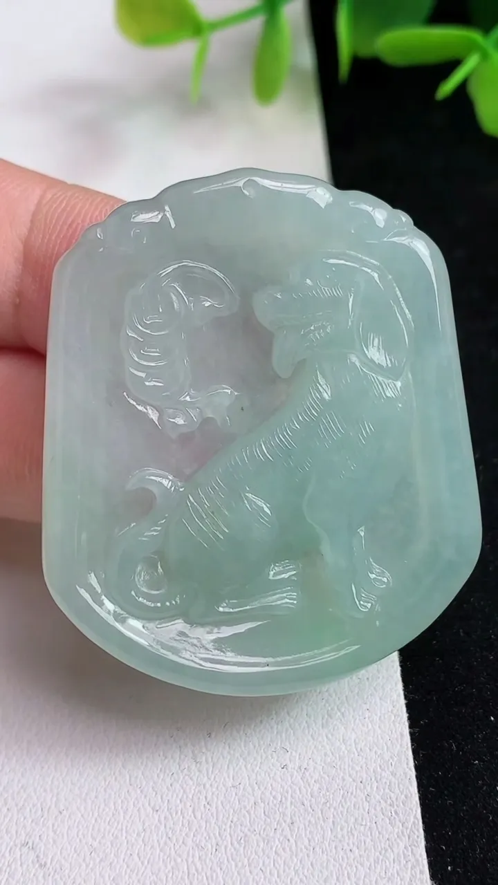 天然A货翡翠生肖狗吊坠，尺寸46.2-39.2-5，重量:18.87g
5月14日