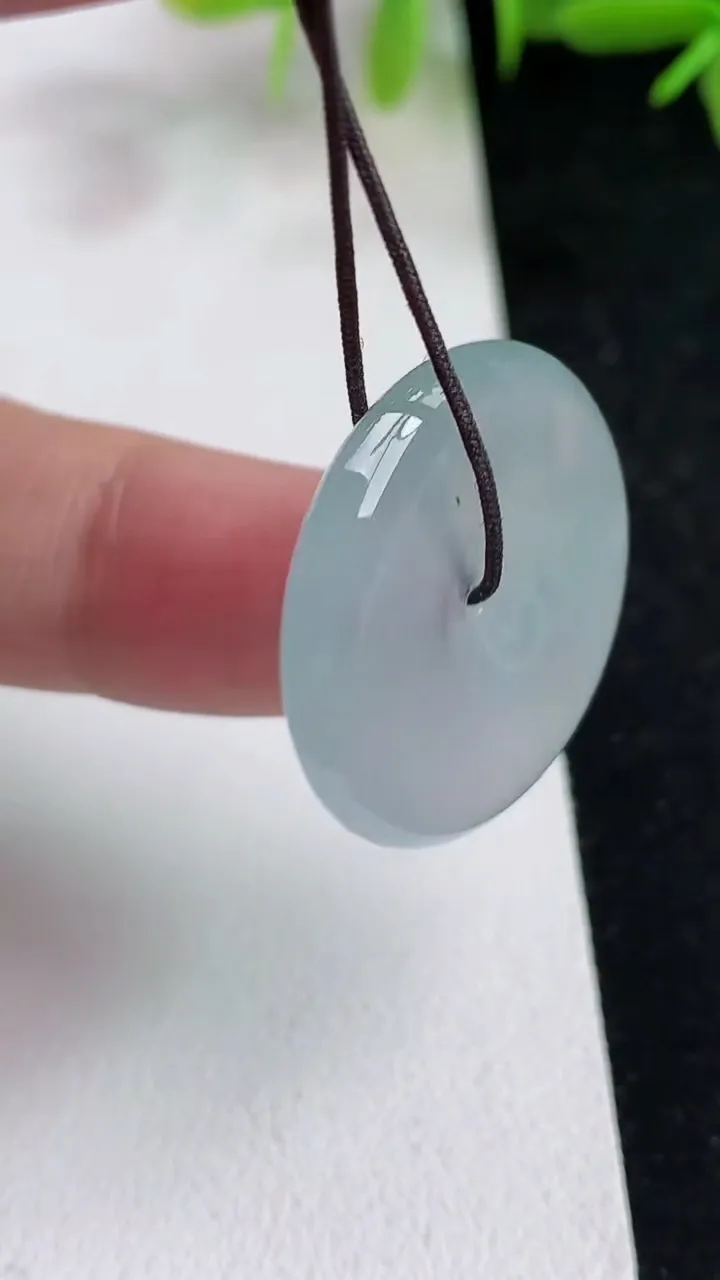 天然A货翡翠白冰平安扣吊坠，尺寸25.6-5，重量:6.58g
5月14日