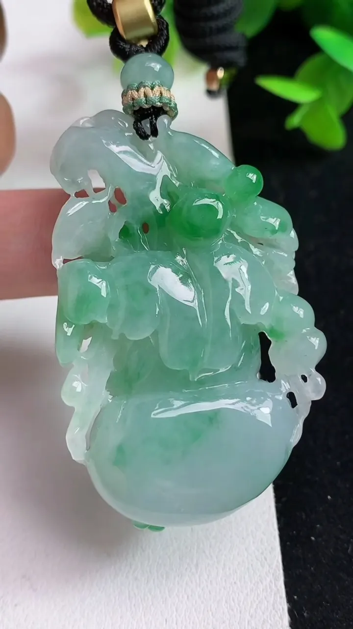 天然A货翡翠葫芦吊坠，尺寸52-33-12.6，重量:36.02g
5月14日