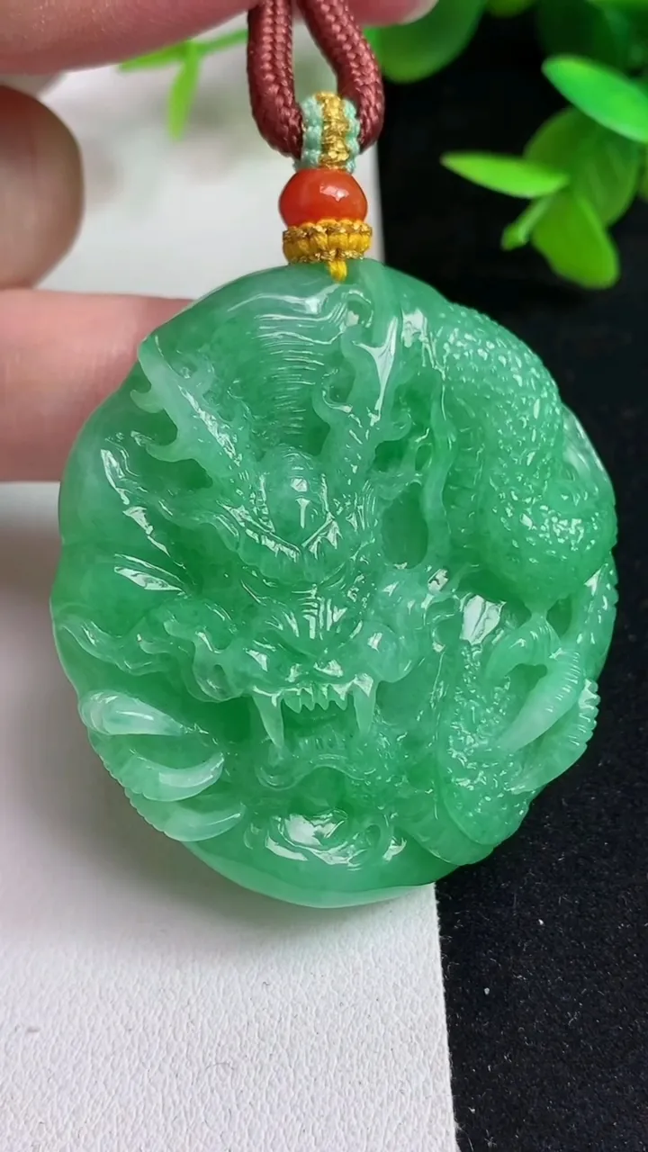 天然A货翡翠龙牌吊坠，尺寸48.7-43.7-11.3，重量:49.21g
5月15日