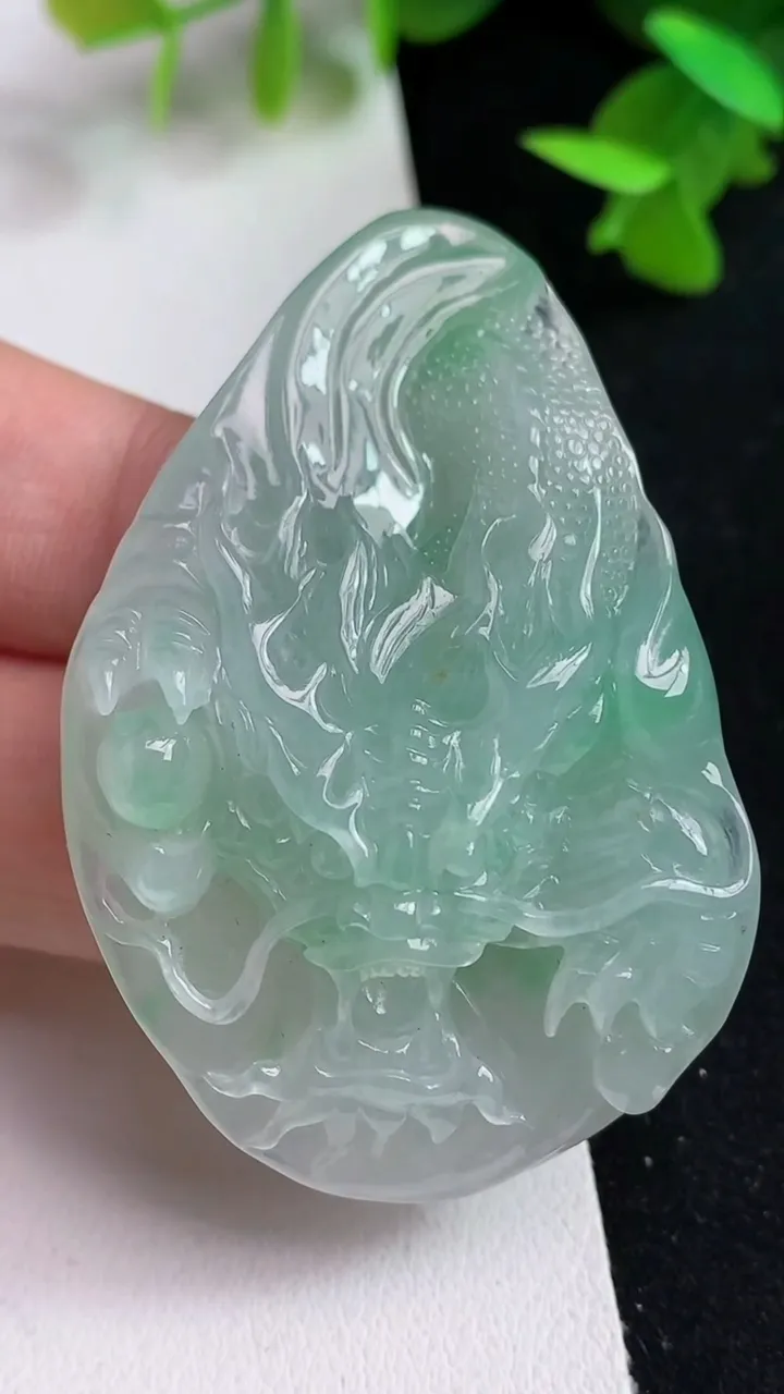 天然A货翡翠龙牌吊坠，尺寸55.8-35.7-13.7，重量:35.55g
5月15日