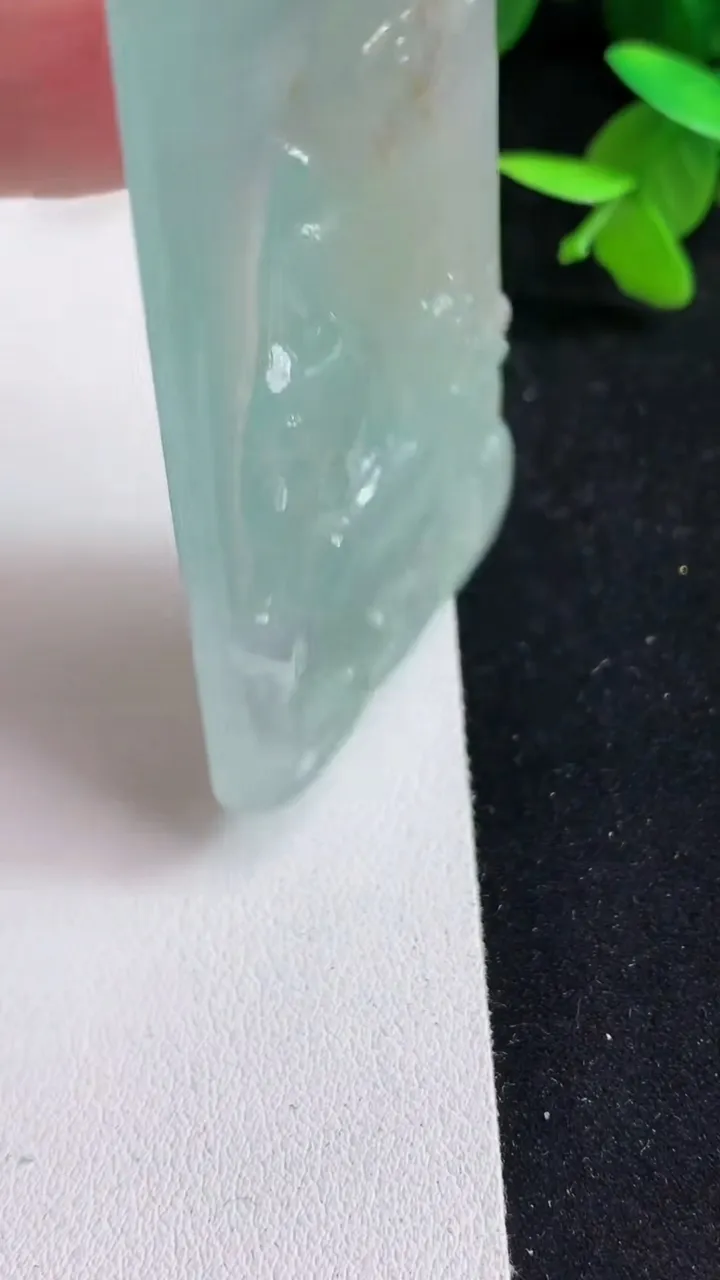 天然A货翡翠飘金花素衣观音吊坠，尺寸61.7-35.2-6，重量:40.89g
5月15日