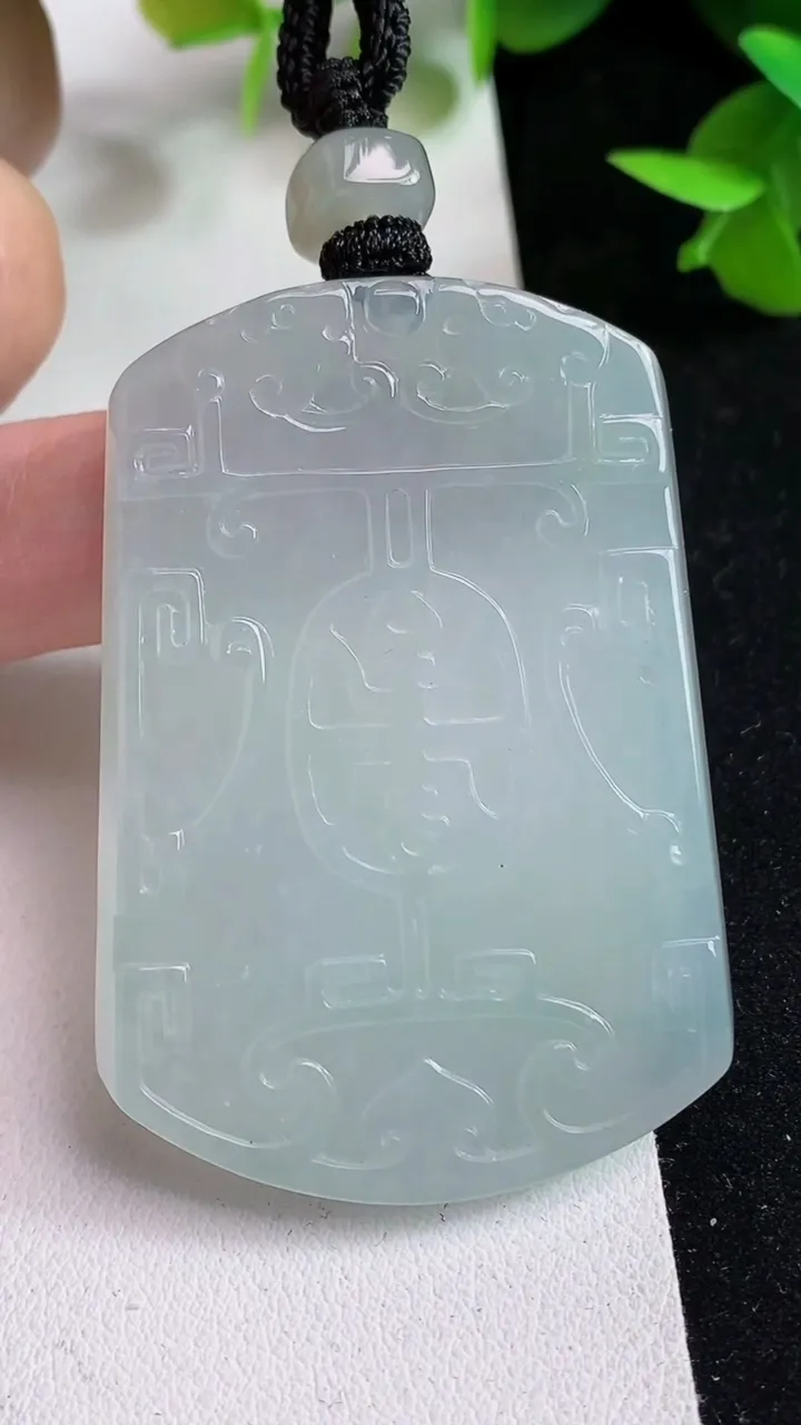 天然A货翡翠白冰仿古无事牌吊坠，尺寸53.5-38-4.7，重量:33.30g
5月15日