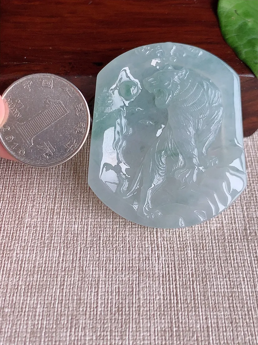 天然A货翡翠飘花生肖虎吊坠尺寸49.8×42×5.6m量28.00g 0513
