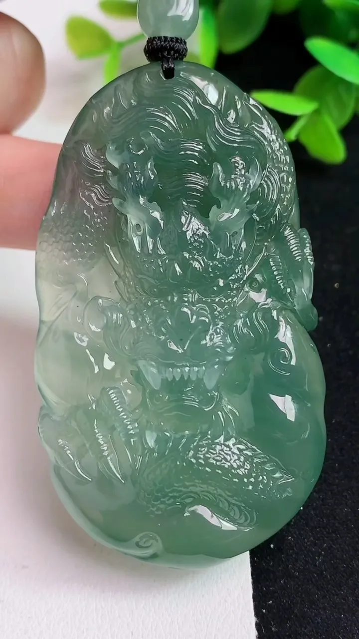 天然A货翡翠龙牌吊坠，尺寸65-38.3-12.5，重量:57.65g
5月15日