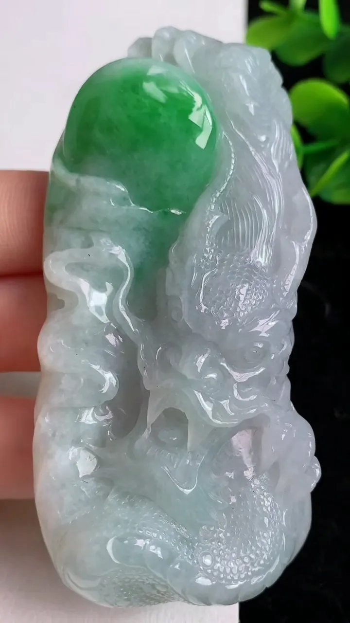 天然A货翡翠龙牌吊坠，尺寸83-40-14，重:80.10g
5月15日