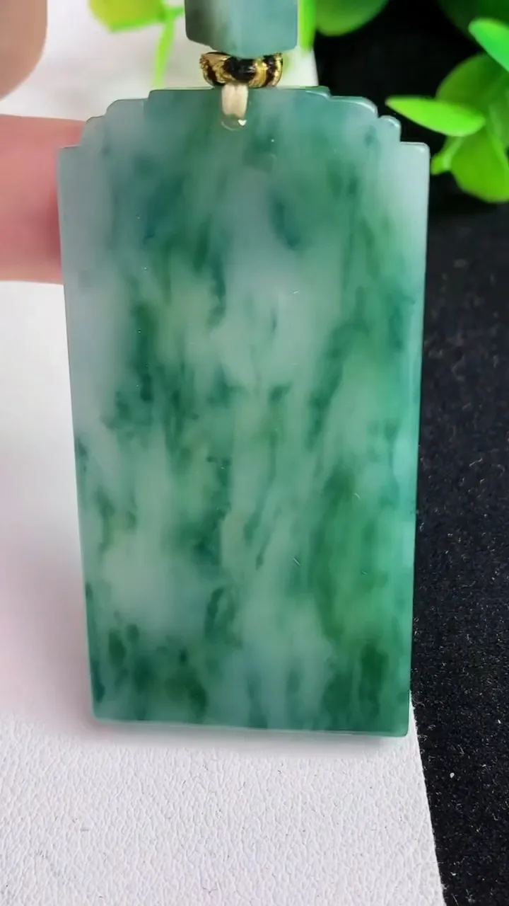 天然A货翡翠飘花仿古无事牌吊坠，尺寸58.2-30.6-5.5，重量:37.30g
5月15日