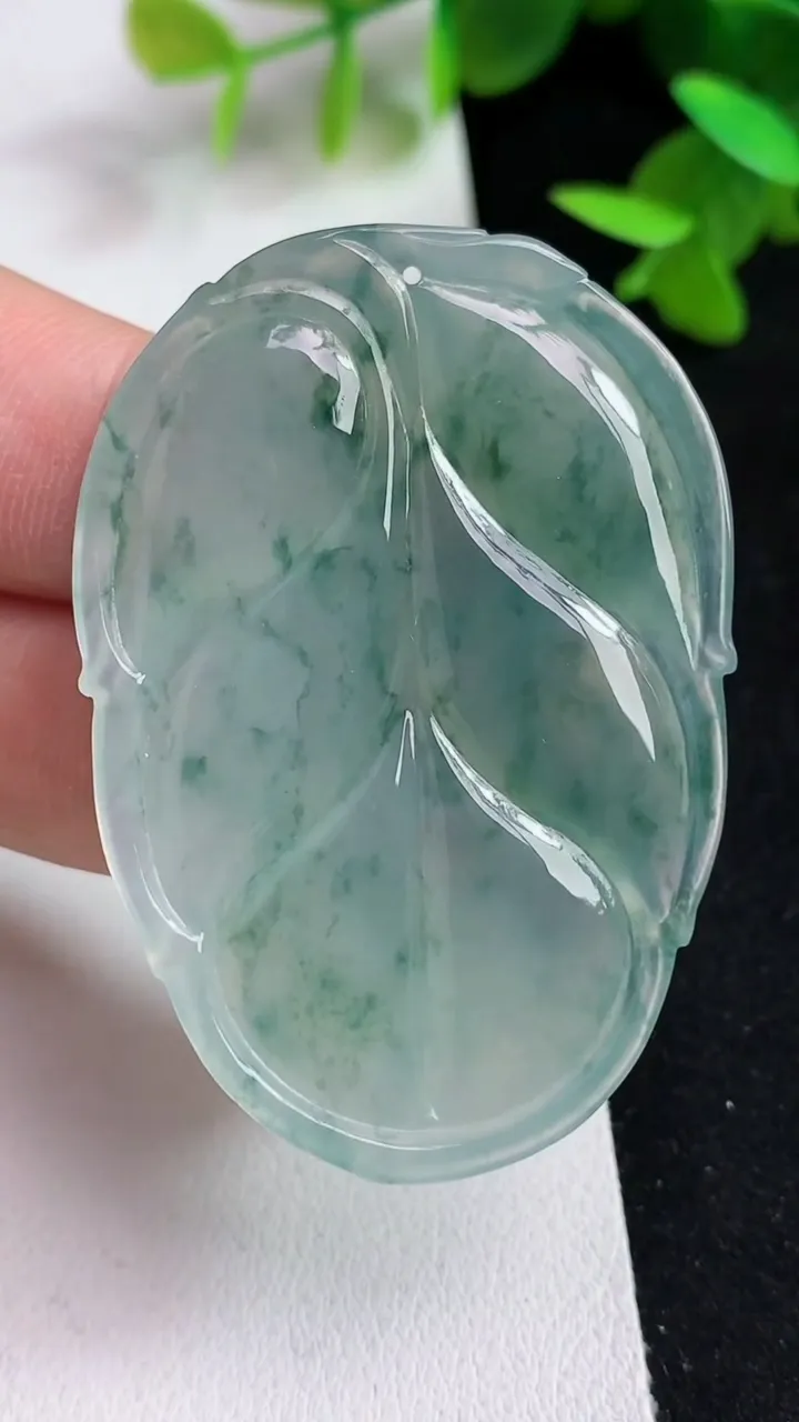天然A货翡翠飘花金枝玉叶 叶子吊坠，尺寸49.3-34-5，重量:18.15g
5月15日