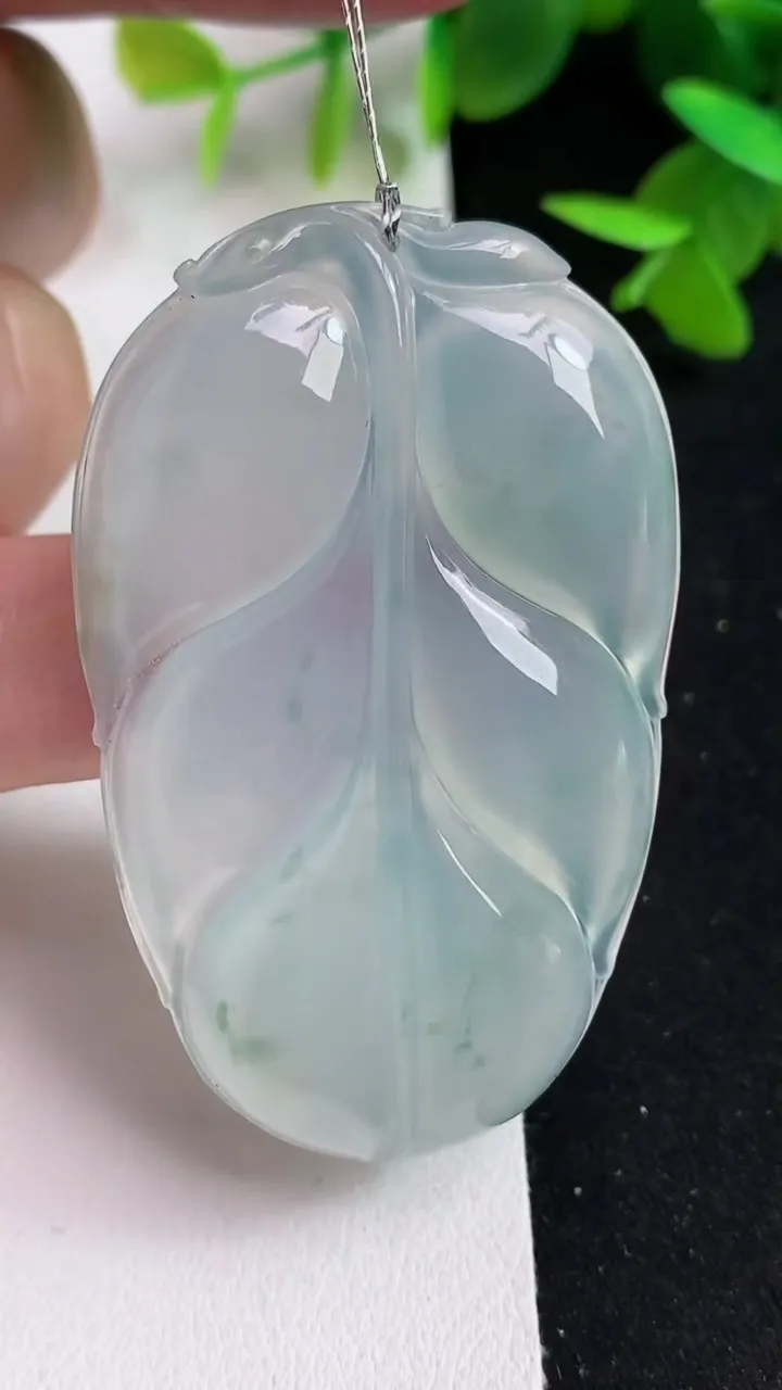 天然A货翡翠飘花金枝玉叶 叶子吊坠，尺寸55.2-34.4-5.4，重量:21.04g
5月15日